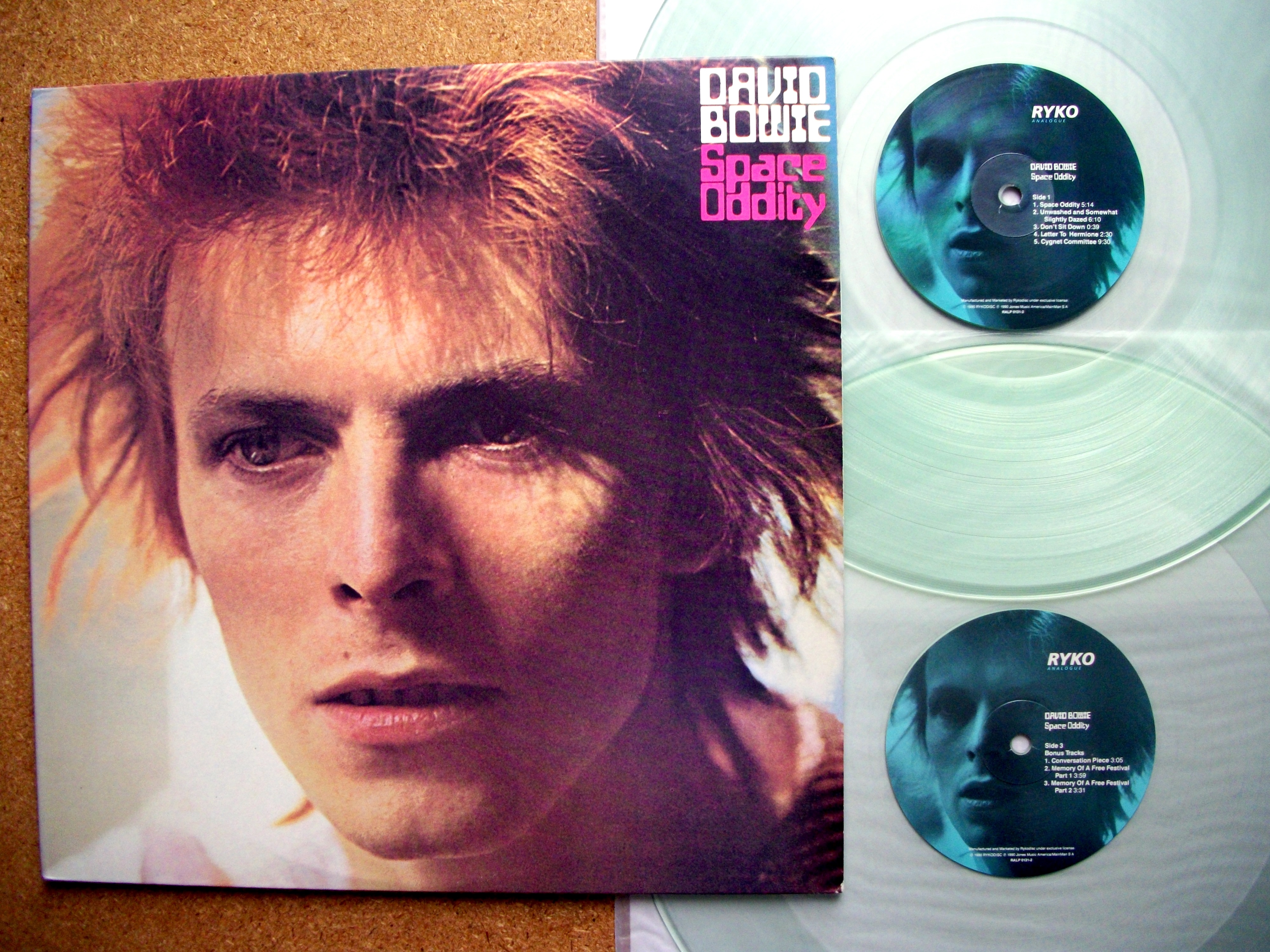 David bowie's space oddity. Дэвид Боуи фото. David Bowie 1969. David Bowie Space Oddity 1969. Боуи Space Oddity.